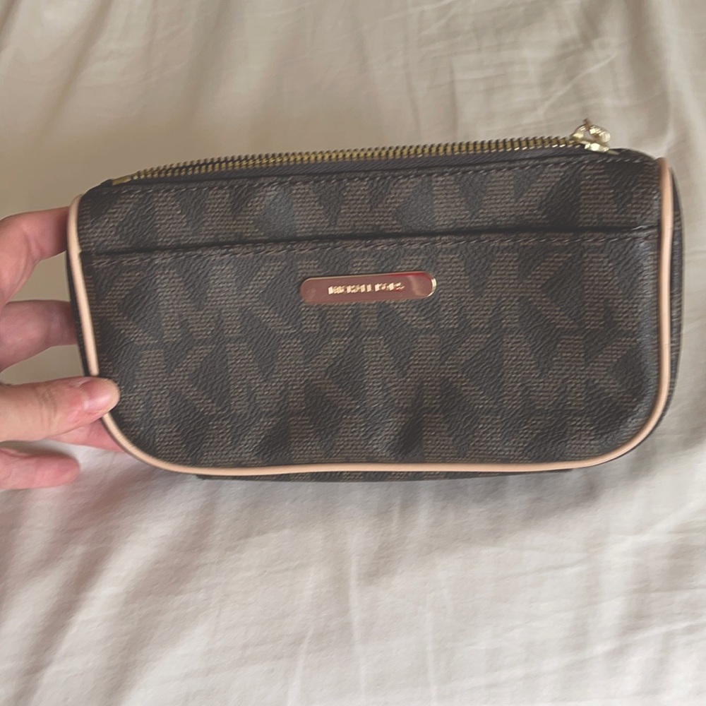 EUC Michael Kors Jet Set travel pouch